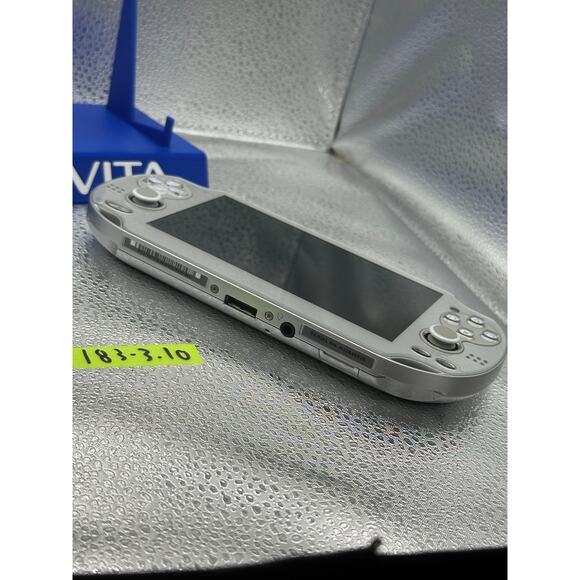 Sliver ps vita 1000 OLED w/charger RARE - Picture 3 of 10